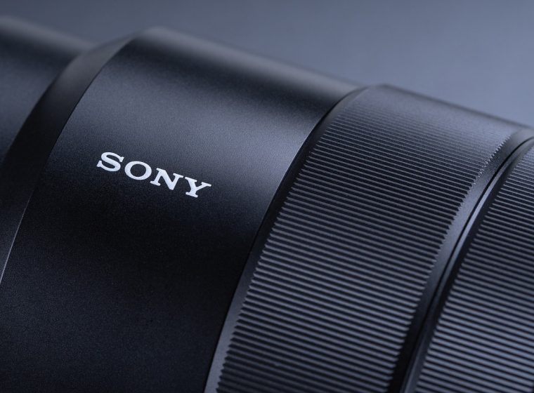 17c com吃瓜 数据看板风格插画，奶油色背景上叠放着搜索指数折线图与热度柱状卡片，砖红色高亮标注上升区间